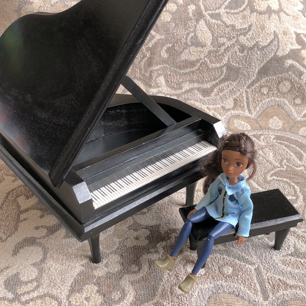 Enesco Music Box Grand Piano /Bench (1982) Plays Nocturne by Chopin with Doll